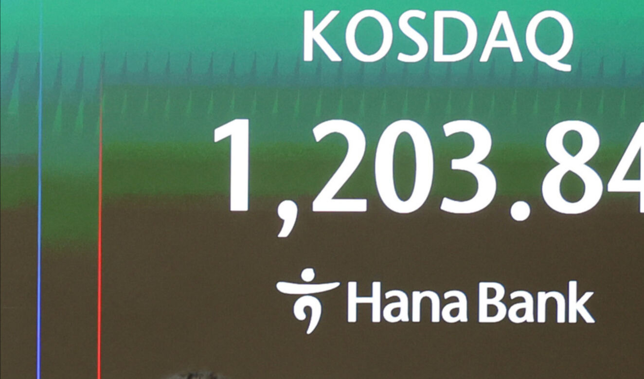 24일 오후 서울 중구 하나은행 딜링룸. 뉴시스