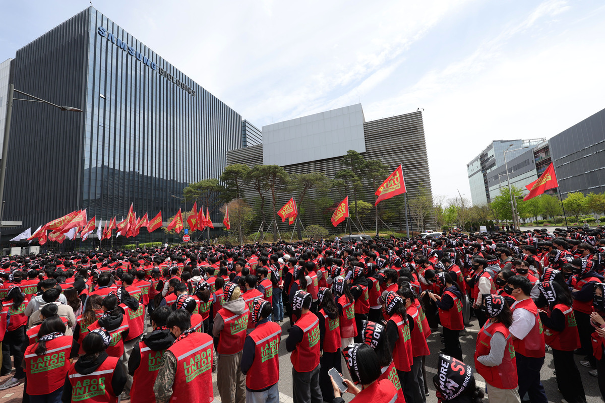 삼성바이오로직스 상생노동조합 조합원들이 지난 22일 인천 연수구 삼성바이오로직스 송도 사업장 앞에서 임금인상 등을 요구하며 투쟁 결의대회를 하고 있다. 뉴시스