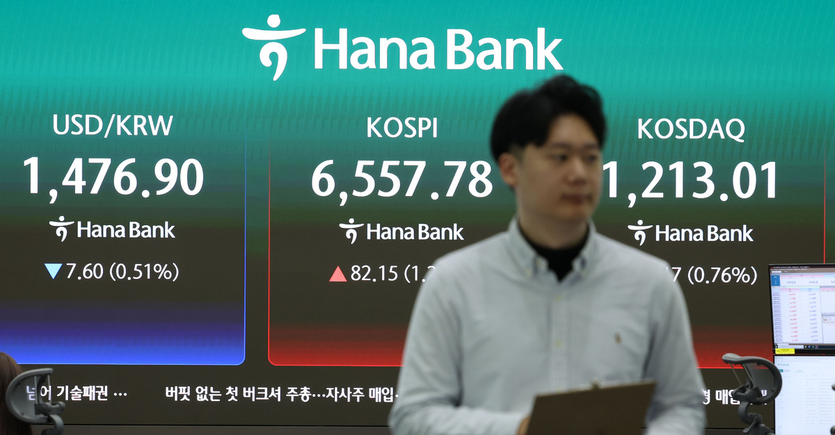 27일 오전 서울 중구 하나은행 딜링룸에서 전광판에&nbsp; 지수가 표시돼 있다. 뉴시스