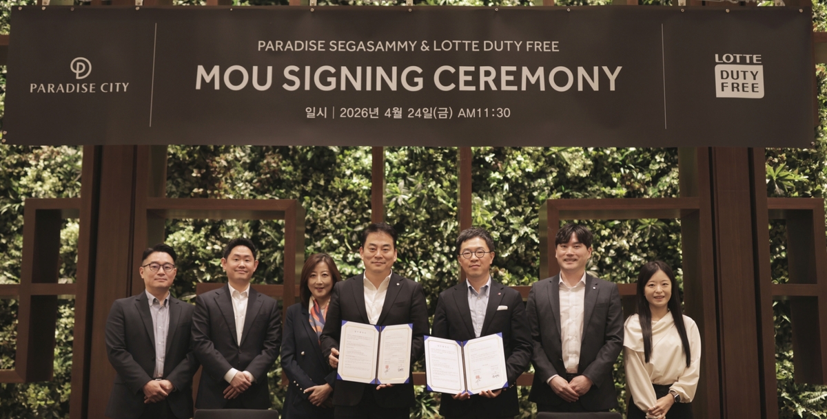 남궁표 롯데면세점 마케팅부문장(사진 우측 세 번째)과 김재환 파라다이스세가사미 IR마케팅그룹장(우측 네 번째)을 비롯한 양사 주요 관계자들이 지난 24일 인천 영종도 파라다이스시티에서 열린 업무협약식이 끝난 후 기념 촬영을 하고 있다. 롯데면세점 제공