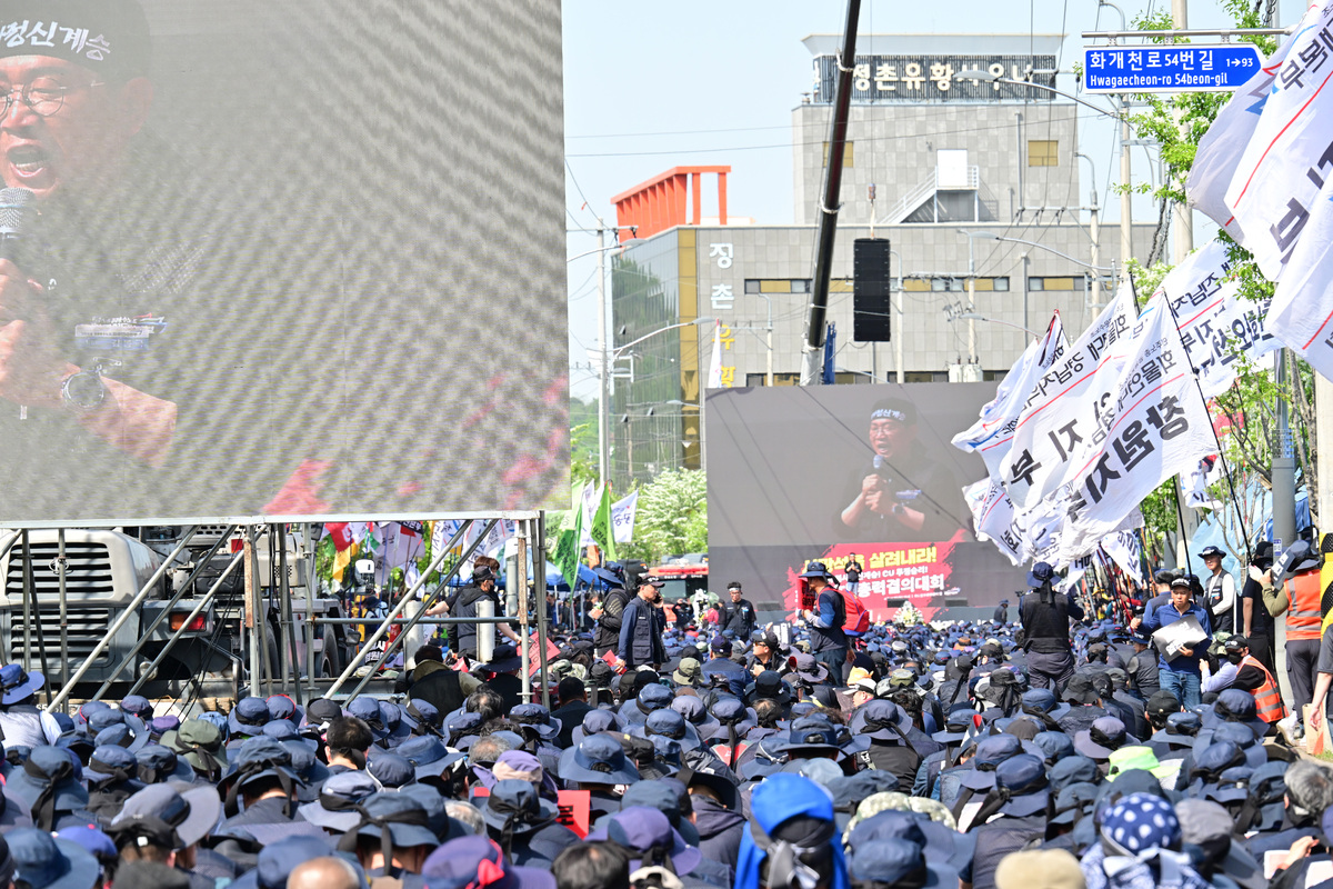 경남 진주시 정촌면 예하리 BGF로지스 진주센터 앞에서 25일 민주노총 공공운수노조 화물연대본부 주최로 총력투쟁 결의대회가 개최됐다. 뉴시스