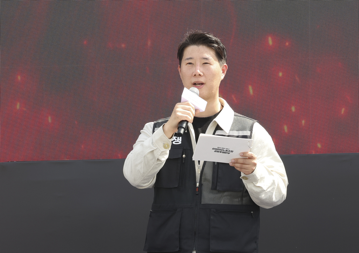 최승호 초기업노동조합 삼성전자 지부 위원장이 지난 23일 삼성전자 평택사업장 앞에서 열린 투쟁결의대회에서 투쟁사를 하고 있다. 뉴시스