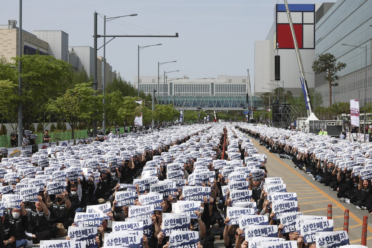 삼성전자노동조합 공동투쟁본부 조합원들이 지난 23일 삼성전자 평택사업장 앞에서 열린 투쟁결의대회에서 구호를 외치고 있다. 뉴시스