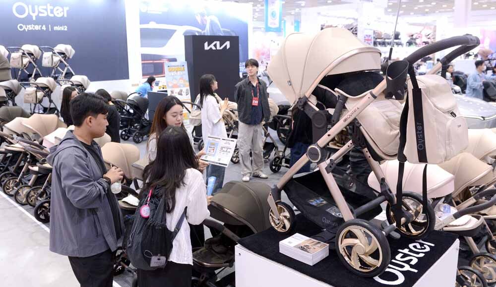 30일 서울 강남구 코엑스에서 열린 '2026 코엑스 코베 베이비페어'에서 관람객들이 부스를 돌아보고 있다.