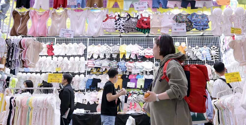 30일 서울 강남구 코엑스에서 열린 '2026 코엑스 코베 베이비페어'에서 관람객들이 부스를 돌아보고 있다.