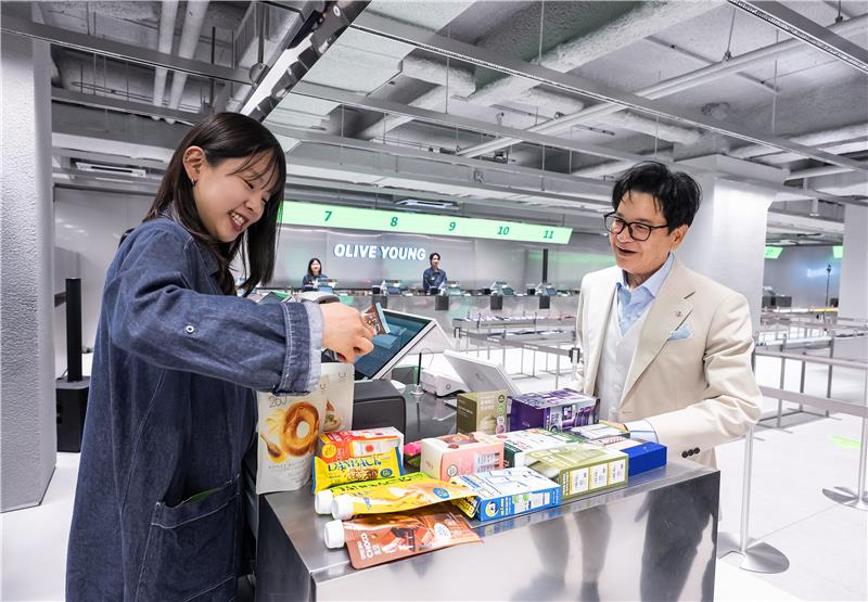 이재현 CJ그룹 회장이 지난 3월 새롭게 문을 연 글로벌 특화 매장 ‘올리브영 센트럴 명동 타운’에서 제품을 구매하고 있다. CJ그룹 제공