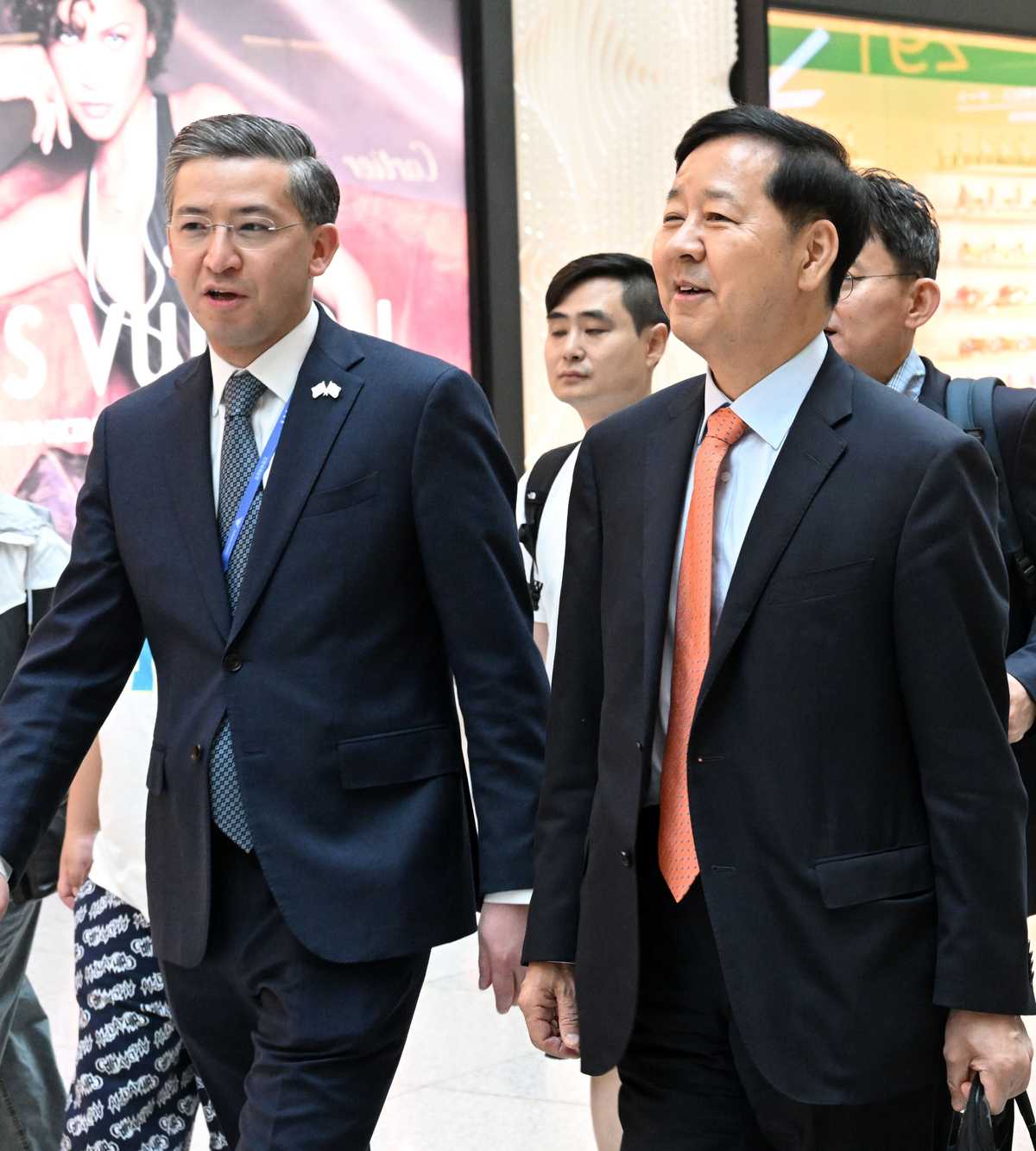 구윤철(오른쪽) 부총리 겸 재정경제부 장관이 2일 한중일 재무장관회의와 아세안(ASEAN)+3(한중일) 재무장관회의 및 아시아개발은행(ADB) 연차총회에 참석하기 위해 인천국제공항을 통해 우즈베키스탄으로 출국하고 있다. 재정경제부 제공