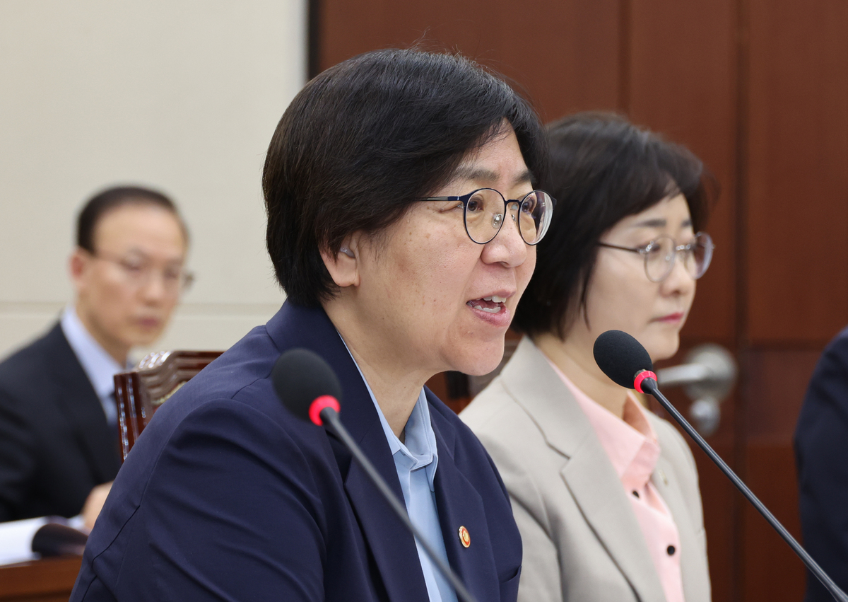 정은경 보건복지부 장관이이 29일 오후 서울 여의도 국회에서 열린 보건복지위원회 전체회의에서 의원질의에 답변을 하고 있다. 뉴시스