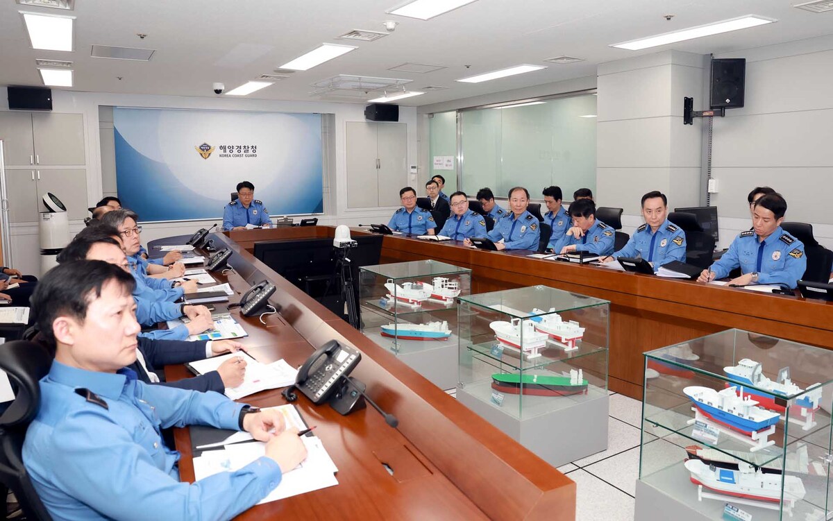 장인식 해양경찰청장 직무대행이 5일 호르무즈 해협 내 한국선박 사고 발생 관련 긴급 상황점검 회의를 주재하고 있다. 장 해경청장 직무대행은 주변국 수색구조본부(RCC)에 사고 상황 파악과 구조 협력을 강화할 것을 지시했다. 해양경찰청 제공
