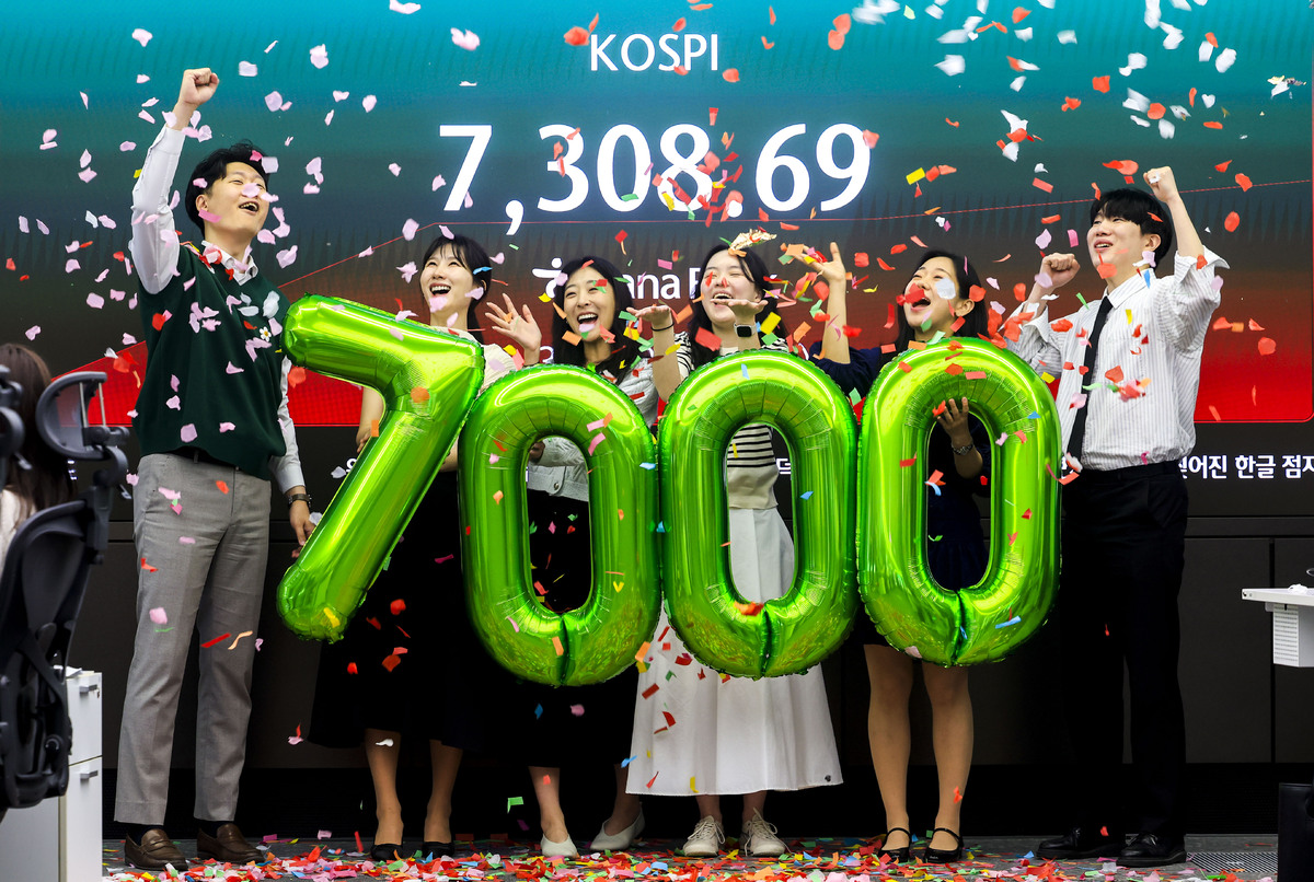 코스피가 7000을 돌파한 6일 서울 중구 하나은행 딜링룸에서 직원들이 7000 돌파 세리머니를 하고 있다. 뉴시스