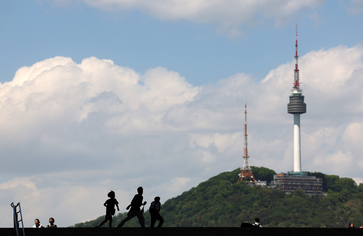 서울 용산구 국립중앙박물관에서 바라본 하늘이 구름과 조화를 이루고 있다. 뉴시스