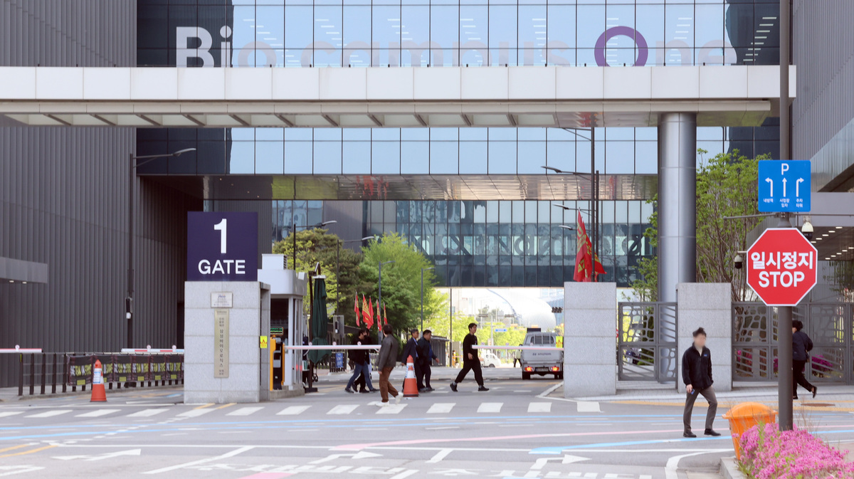 삼성바이오로직스 노동조합이 닷새간의 총파업을 마치고 준법투쟁으로 전환한 지난 6일&nbsp;인천 연수구 삼성바이오로직스 공장으로 직원들이 출입하고 있다. 뉴시스