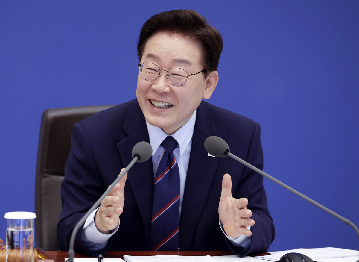이재명 대통령이 12일 청와대에서 열린 국무회의 겸 제8차 비상경제점검회의에서 발언하고 있다.뉴시스