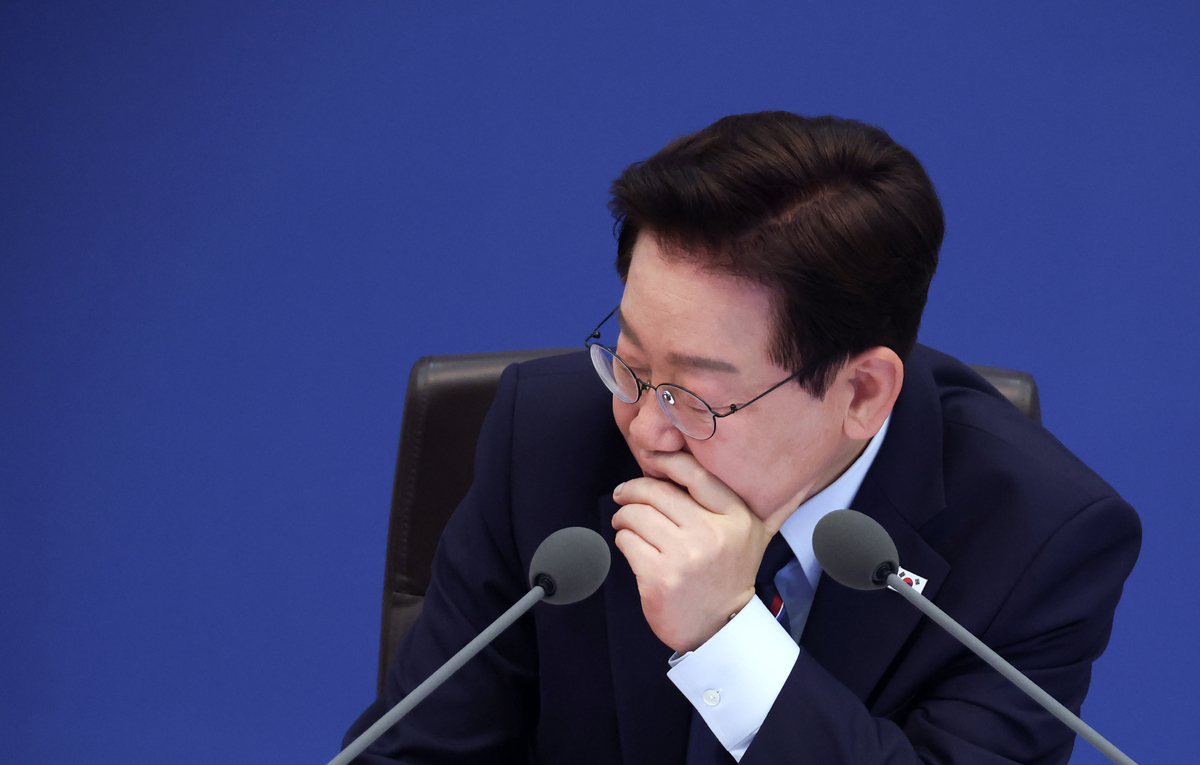 이재명 대통령이 12일 청와대에서 열린 국무회의 겸 제8차 비상경제점검회의에서 자료를 살펴보고 있다.&nbsp; 사진&nbsp;= 뉴시스