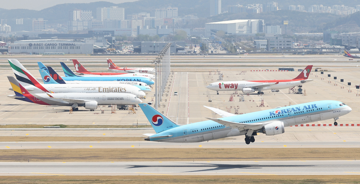 인천국제공항 활주로에 항공기가 이륙하고 있다. 뉴시스