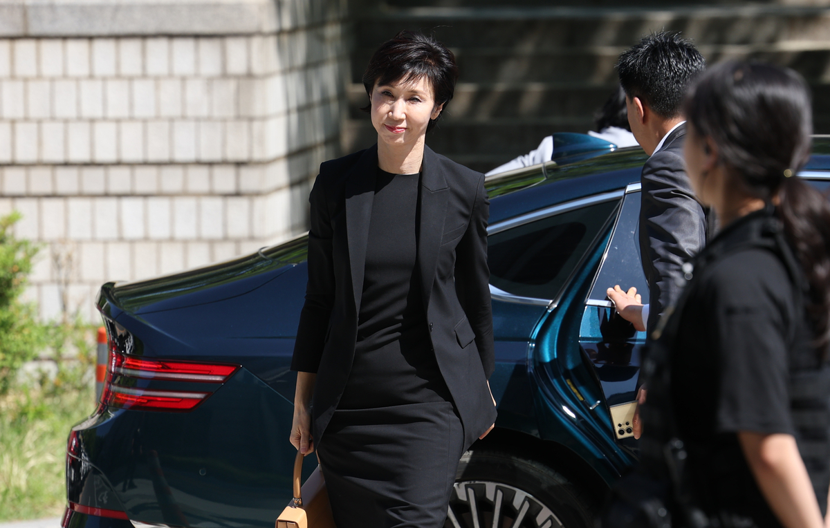 최태원 SK그룹 회장과 노소영 아트센터 나비 관장의 재산 분할 파기환송심 조정 기일이 열린 13일 서초동 서울고등법원으로 노 관장이 들어가고 있다. 뉴시스