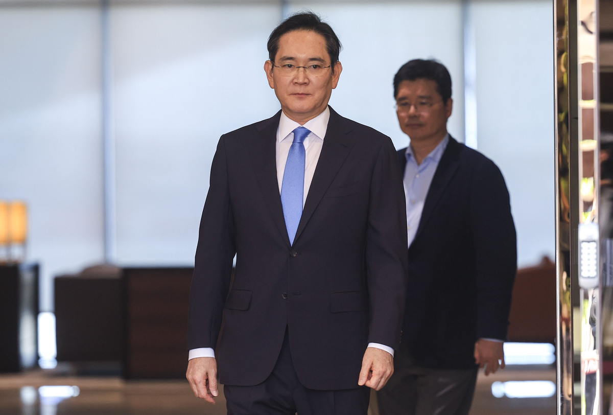 이재용 삼성전자 회장이 16일 서울 강서구 김포국제공항 비즈니스센터로 귀국하고 있다. 뉴시스