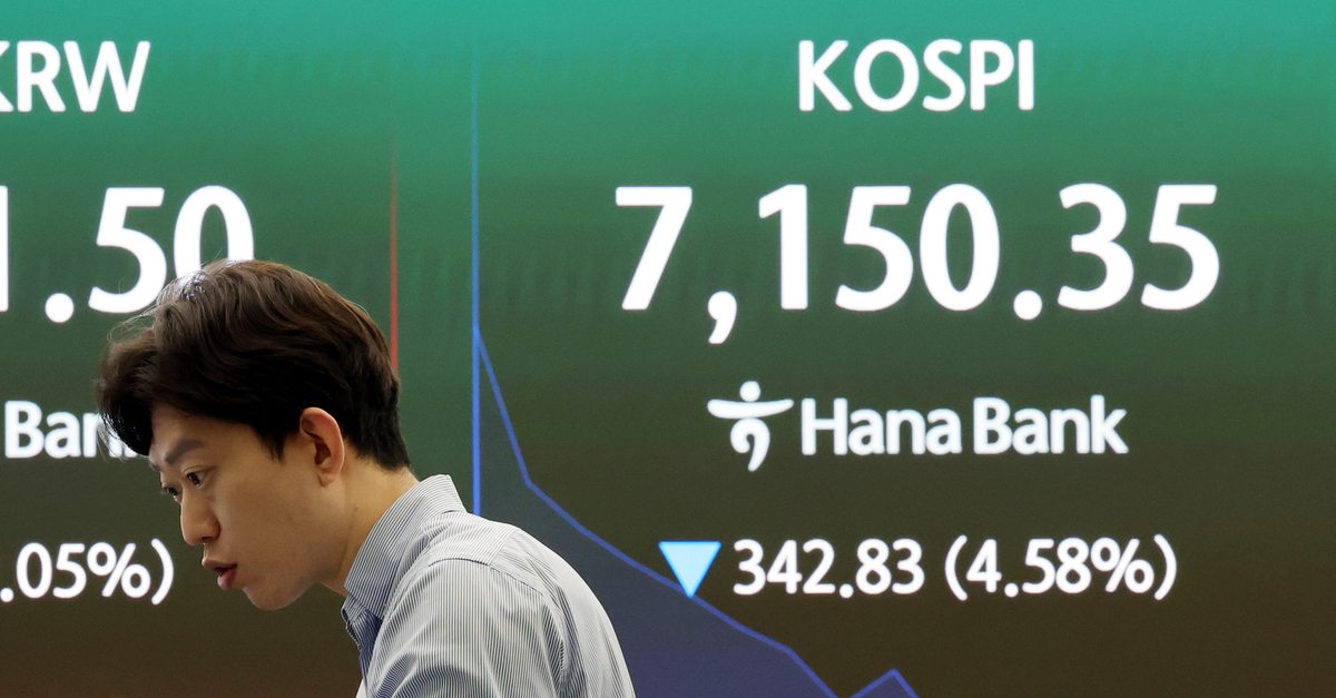 18일 오전 서울 중구 하나은행 딜링룸에서 딜러들이 업무를 하고 있다. 뉴시스
