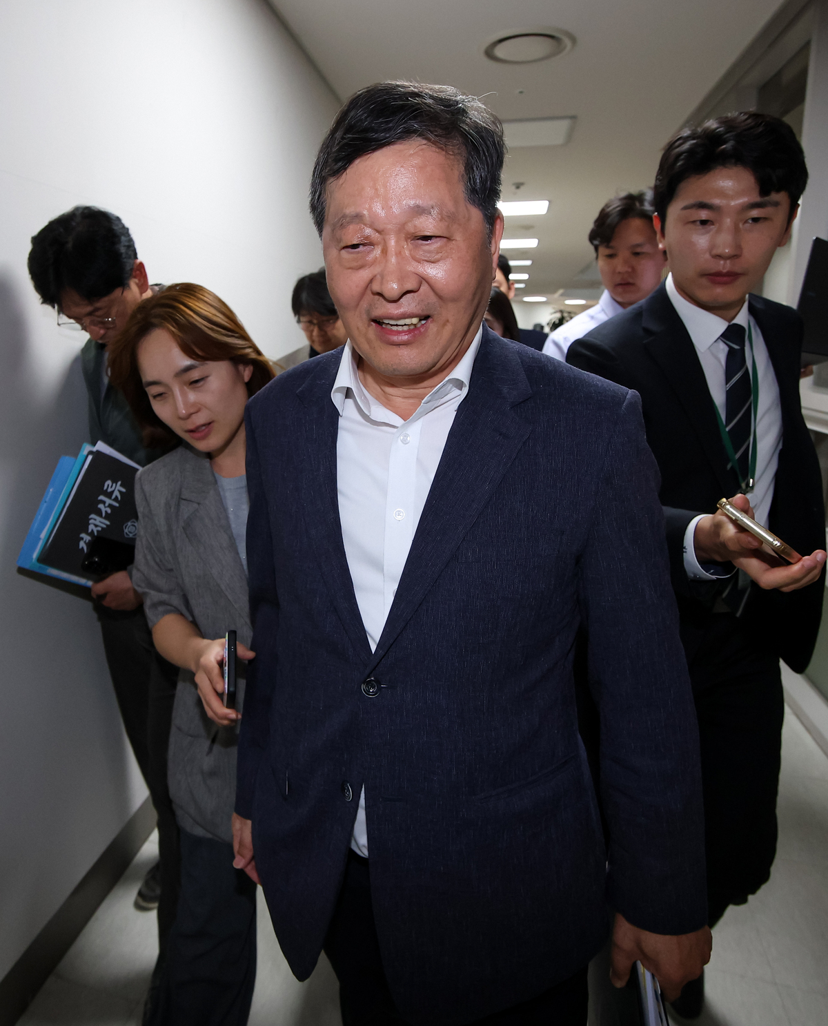 박수근 중앙노동위원장이 18일 정부세종청사 중앙노동위원회에서 열린 삼성전자 노사 간 2차 사후조정회의를 마친 뒤 회의장을 나서고 있다. 뉴시스