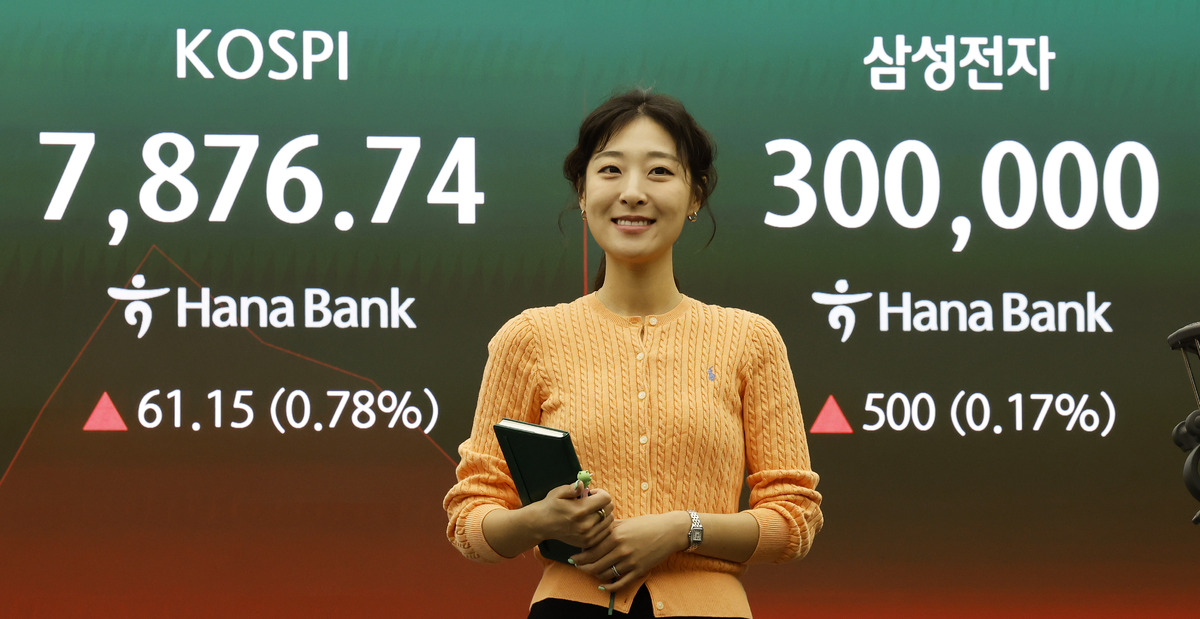 코스피가 전 거래일(7815.59)보다 57.53포인트(0.74%) 상승한 7873.12에 개장한 22일 오전 서울 중구 하나은행 딜링룸 전광판에 지수가 표시 되고 있다. 뉴시스
