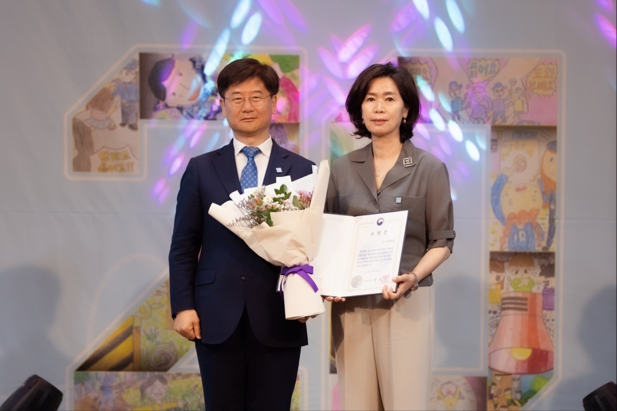 (왼쪽부터) 보건복지부 인구아동 정책관 이상진, 이발레샵 대표 성미화.사진=이발레샵
