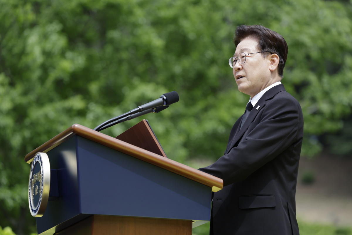 이재명 대통령이 23일 경남 김해시 봉하마을에서 열린 노무현 전 대통령 서거 17주기 추도식에서 추도사를 하고 있다. 뉴시스