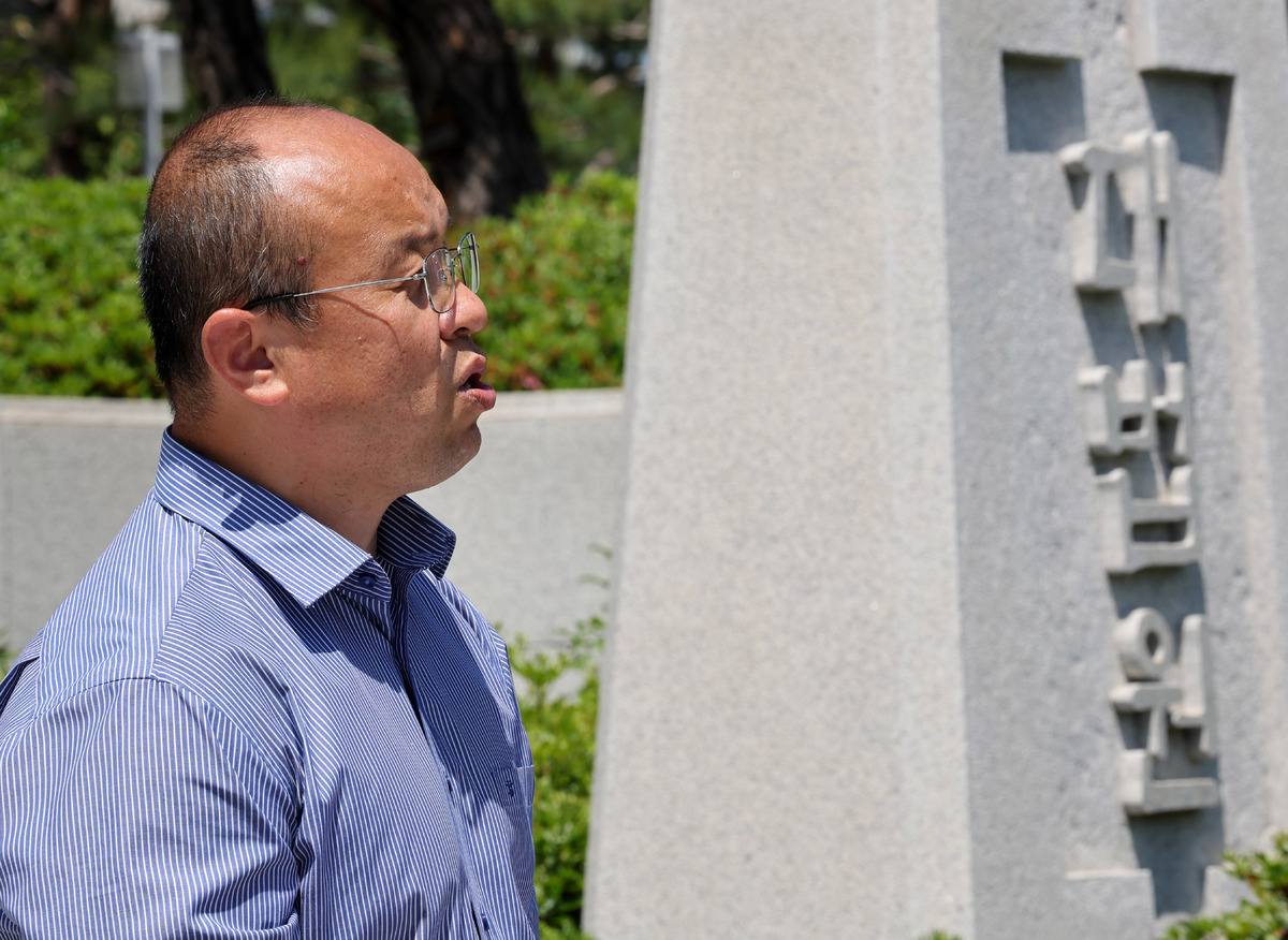 지난 22일 민경권 대한민국 주주운동본부 대표가 서울 서초구 대법원 앞에서 삼성전자 협약무효 및 이익기반 급여요구에 대한 대국민 성명을 발표하고 있다.&nbsp;&nbsp;뉴시스