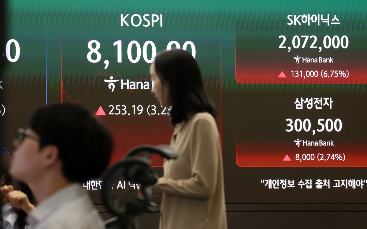 코스피가 장중 8100선을 돌파하며 사상 최고치를 경신한 26일 서울 중구 하나은행 딜링룸 전광판에 코스피 지수와 삼성전자, 하이닉스 주가가 표시되고 있다. 뉴시스