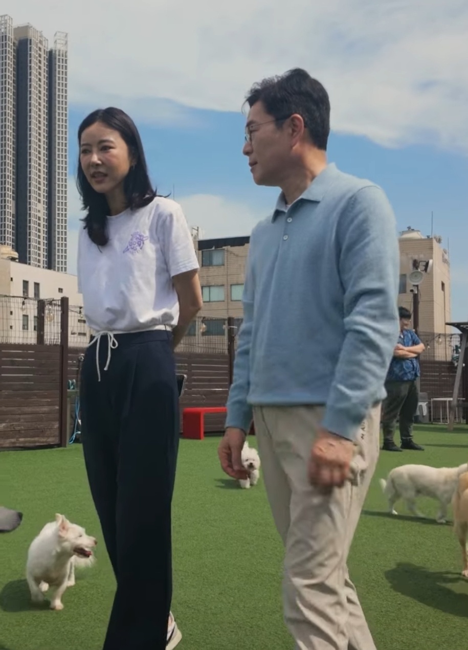 정원오 서울시장 후보가 지난달 유기동물 보호센터 도그어스플래닛을 방문해 관계자로부터 유기동물의 현실에 대해 이야기를 듣고 있다. 정원오 인스타그램 갈무리