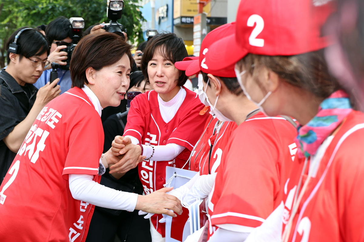 양향자 국민의힘 경기도지사 후보가 최근 안양 범계사거리에서 유세 중 선거운동원들을 격려하고 있다. 뉴시스