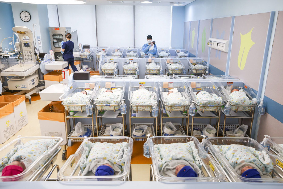 CHA의과학대학교 일산차병원 신생아실에서 간호사들이 신생아들을 돌보고 있다. 뉴시스