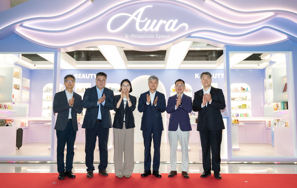 28일(목) 서울 강남구 삼성동 코엑스에서 열린 K-소비재 홍보·체험관 ‘아우라’ 제막식에서 주요 참석자들이 기념 촬영을 하고 있다(왼쪽 두번째부터 WTC서울 김병유 대표, 산업통상부 나성화 무역정책국장, 한국무역협회 이인호 부회장, 코엑스 조상현 사장).