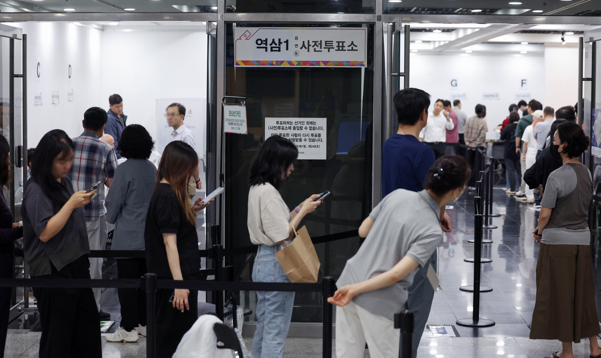 제9회 전국동시지방선거 사전투표 첫 날인 29일 서울 강남구 역삼1동 주민센터에 마련된 사전투표소에서 시민들이 투표를 하기 위해 길게 줄을 서고 있다. 뉴시스