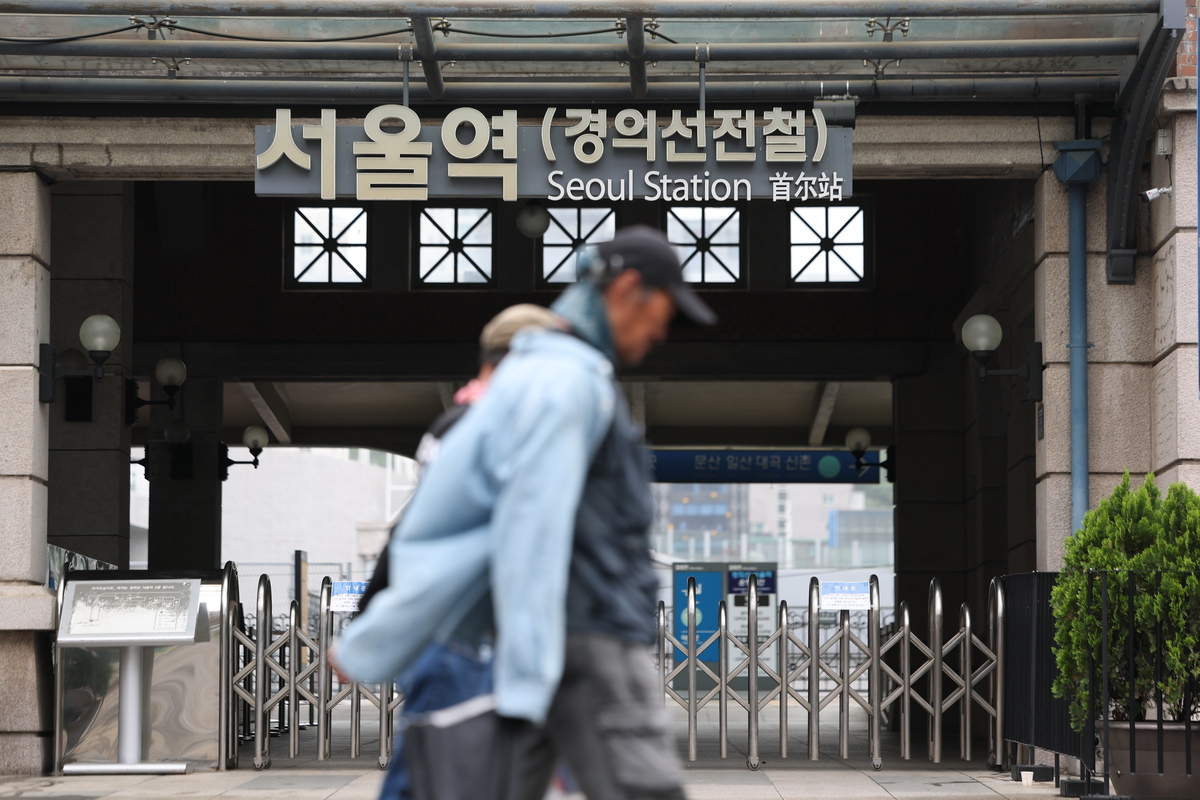 서소문 고가차도 붕괴사고로 멈췄던 경의선이 30일 운행을 재개했다. 사진은 앞서 입구가 폐쇄된 서울역 경의선전철 입구. 뉴시스