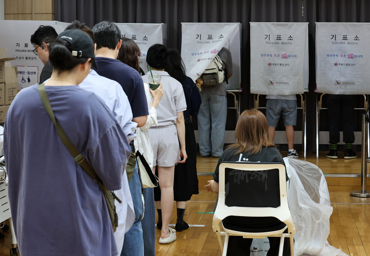 제9회 전국동시지방선거 사전투표 마지막날인 30일 오후 서울 영등포구 여의동주민센터에 마련된 사전투표소에서 시민들이 투표를 하고 있다. 뉴시스