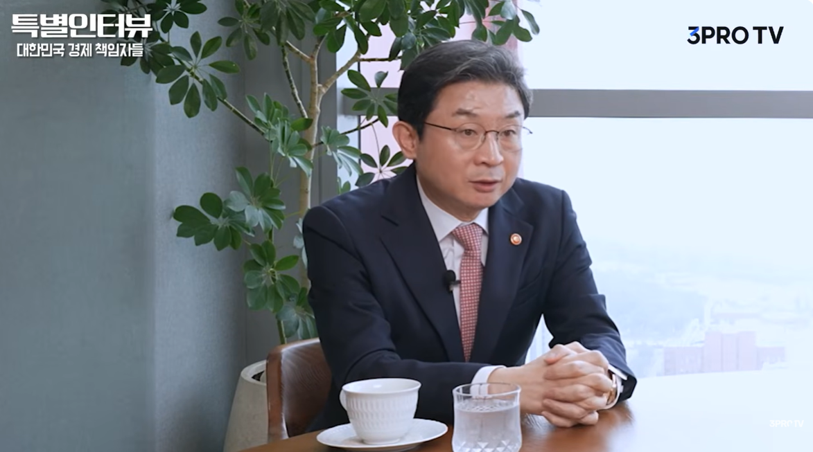 이억원 금융위원장이 지난 30일 진행된 삼프로TV 특별 인터뷰에서 품절 대란인 국민참여형성장펀드 2차 공급 계획에 대해 소개하고 있다. 삼프로TV 제공