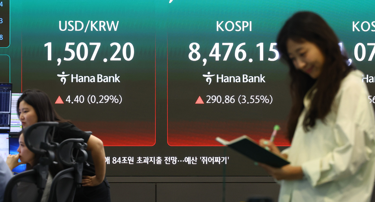 29일 오후 서울 중구 하나은행 딜링룸 전광판에 지수가 표시돼 있다. 뉴시스