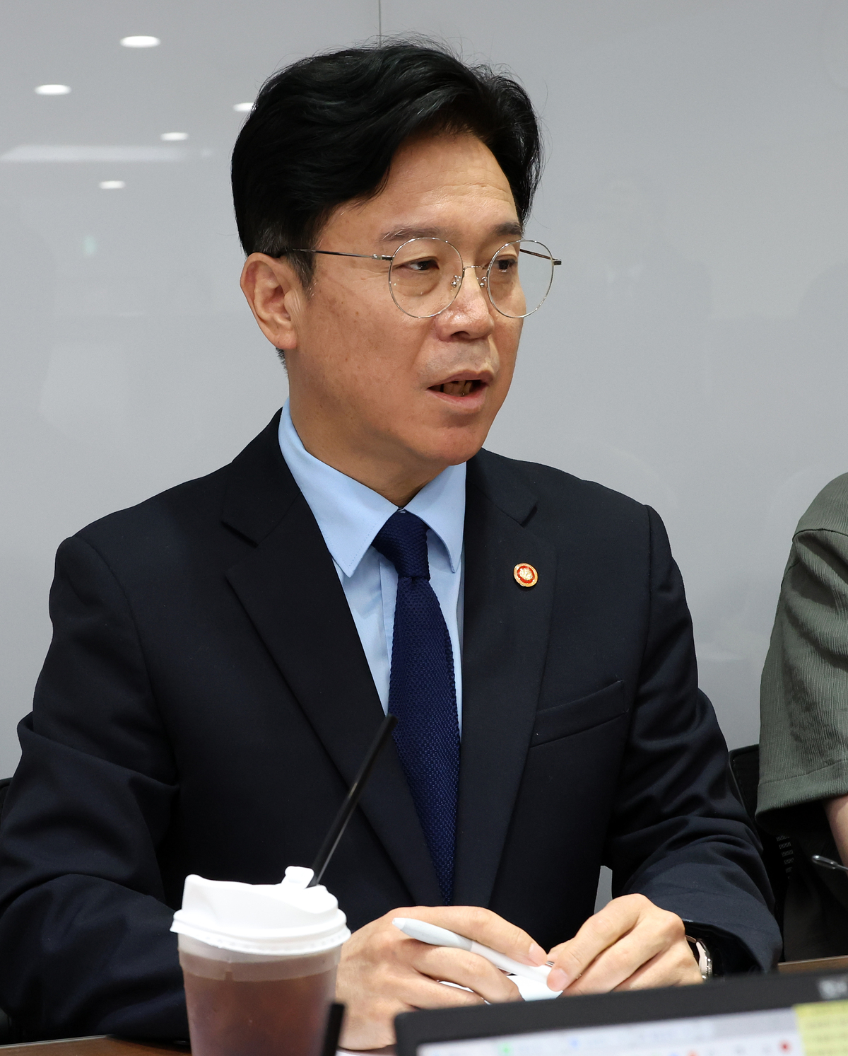 반도체 초과이익 나눠야 vs 성과는 기업 몫 찬반 분분