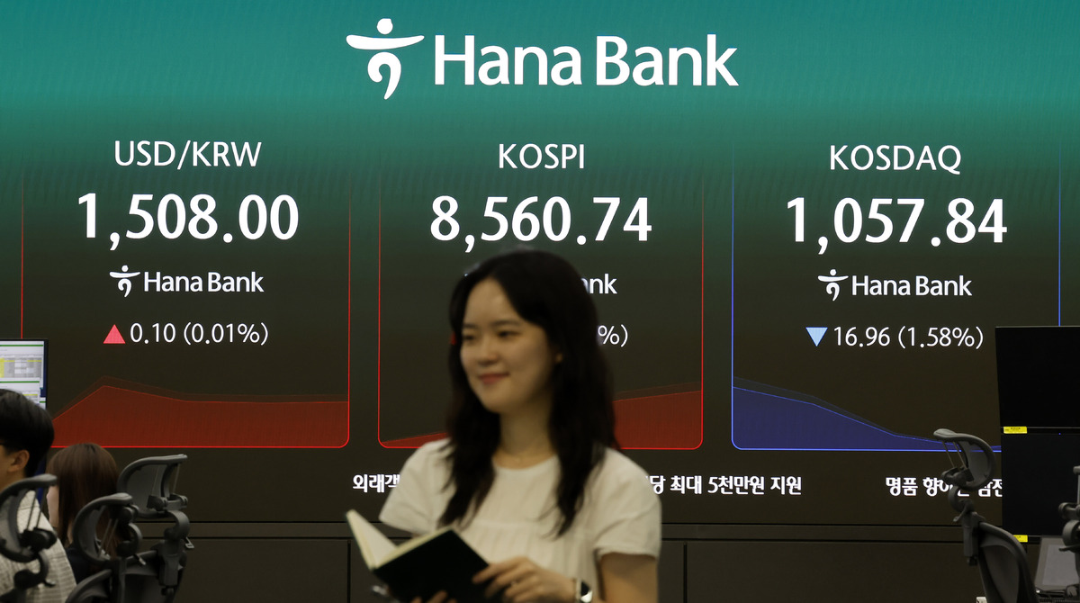 코스피가 전 거래일보다 9.52포인트(0.11%) 상승한 8485.67에 개장한 1일 오전 서울 중구 하나은행 딜링룸 전광판에 지수가 표시되고 있다. 뉴시스
