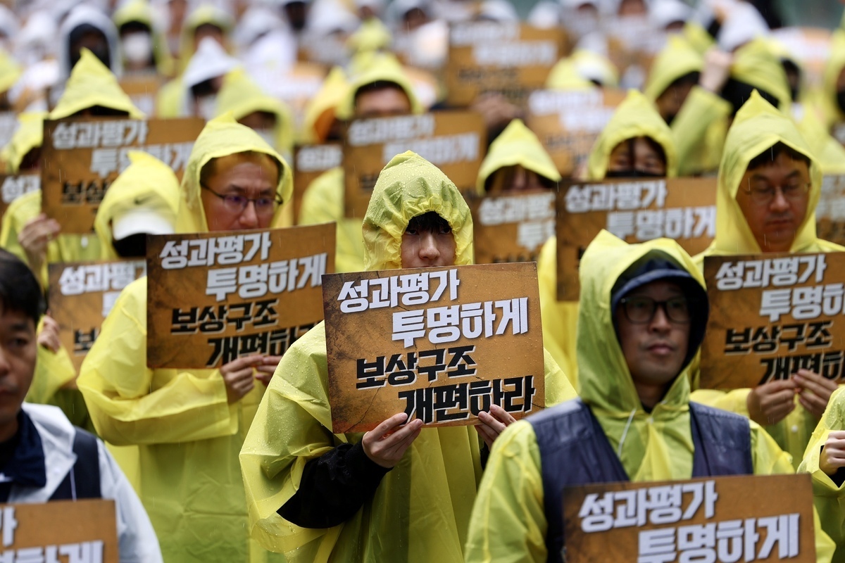 전국화학섬유식품산업노동조합 카카오지회 조합원들이 지난달 20일 경기 성남시 판교역 광장에서 결의대회를 열고 구호를 외치고 있다. 뉴시스