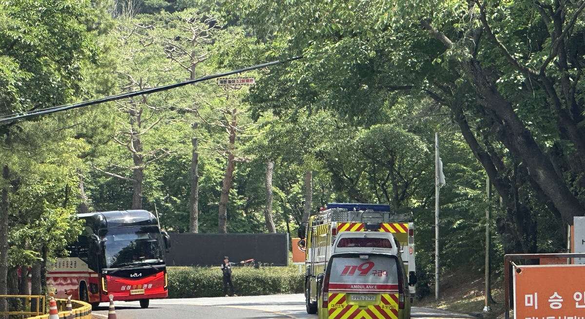 폭발 사고가 일어난 한화에어로스페이스 대전 사업장으로 구급차와 소방차가 진입하고 있다. 뉴시스
