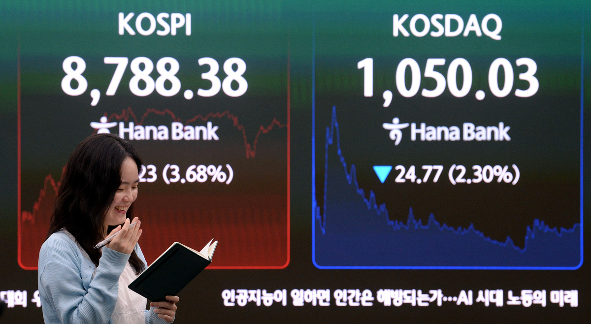 1일 서울 중구 하나은행 본점 딜링룸에서 딜러들이 업무를 보고 있다. 이날 코스피는 전장 종가보다 312.23포인트(3.68%) 상승한 8788.38, 코스닥은 24.77포인트(2.30%) 하락한 1050.03로 장을 마쳤다. 김두홍 기자