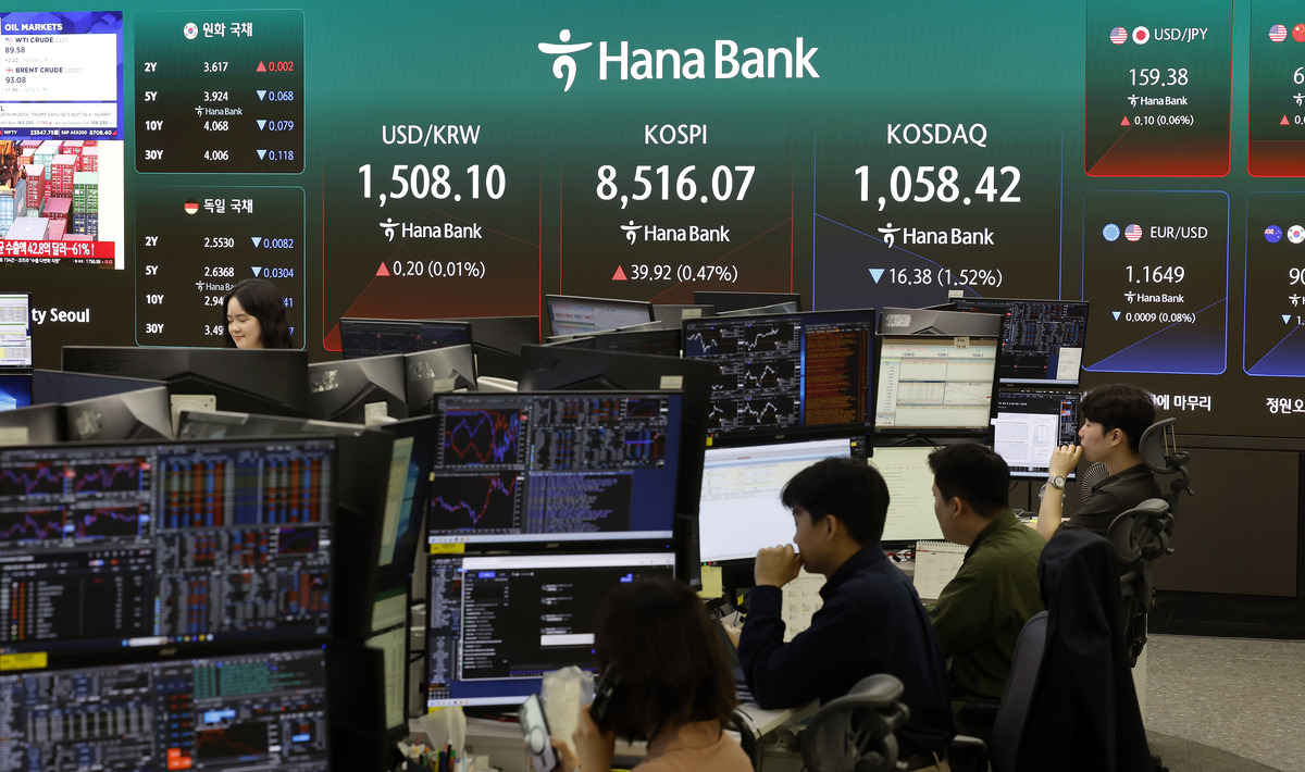 1일 오전 서울 중구 하나은행 딜링룸 전광판에 지수가 표시 되고 있다. 뉴시스