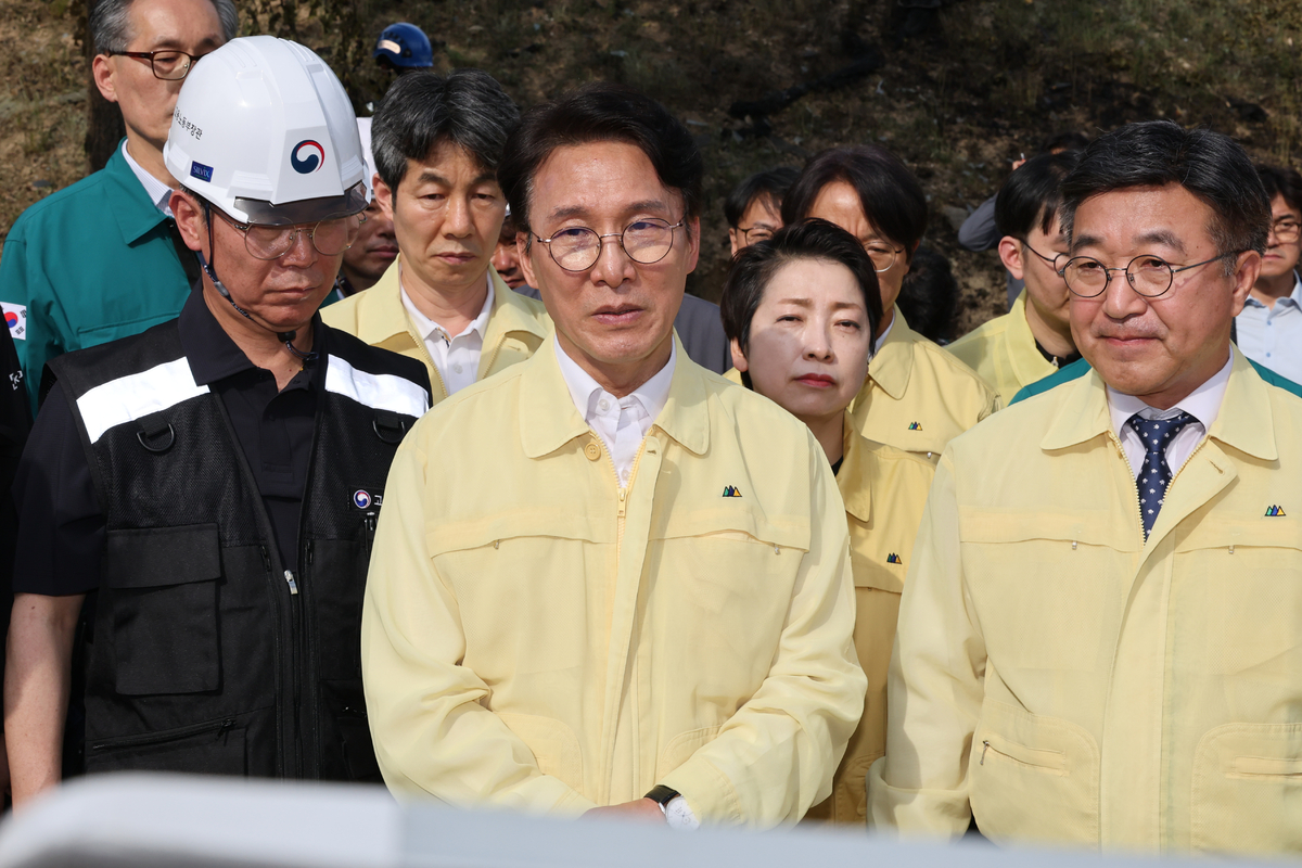 김민석 국무총리가 대전 한화에어로스페이스 대전사업장을 방문해 현장을 살펴보고 있다. 연합뉴스