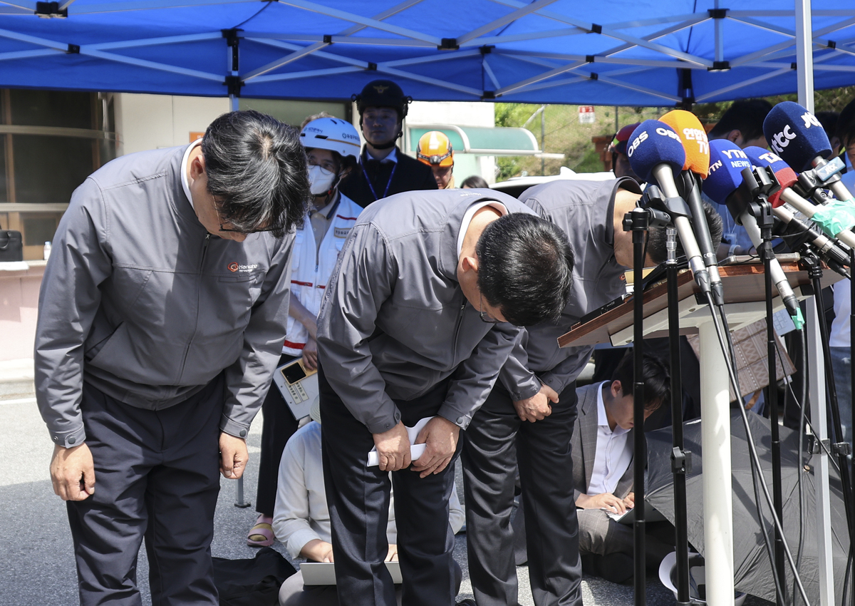 손재일(가운데) 한화에어로스페이스 대표이사와 임직원들이 1일 대전 한화에어로스페이스 대전사업장 앞에서 고개를 숙이고 있다. 뉴시스