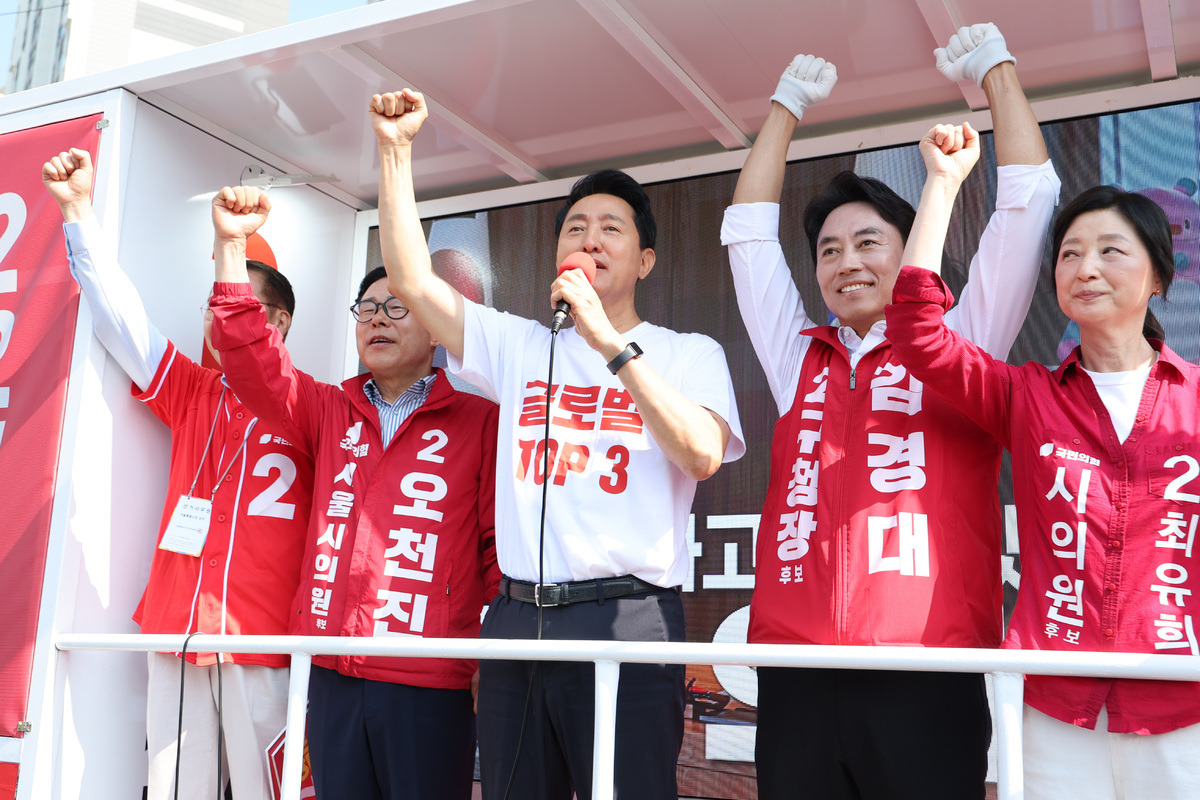 오세훈 국민의힘 서울시장 후보가 2일 오전 서울 용산구 효창공원앞역 인근에서 지지를 호소하고 있다. 뉴시스