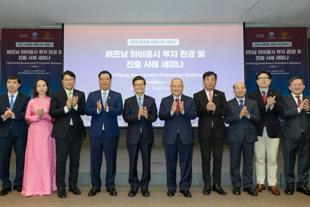 한국무역협회가 2일 서울 강남구 삼성동 트레이드타워에서 개최한 ‘베트남 하이퐁시 투자환경 및 진출 사례 세미나’에서 윤진식 한국무역협회 회장(왼쪽에서 다섯번째)을 비롯한 주요 인사들이 기념사진을 촬영하고 있다.