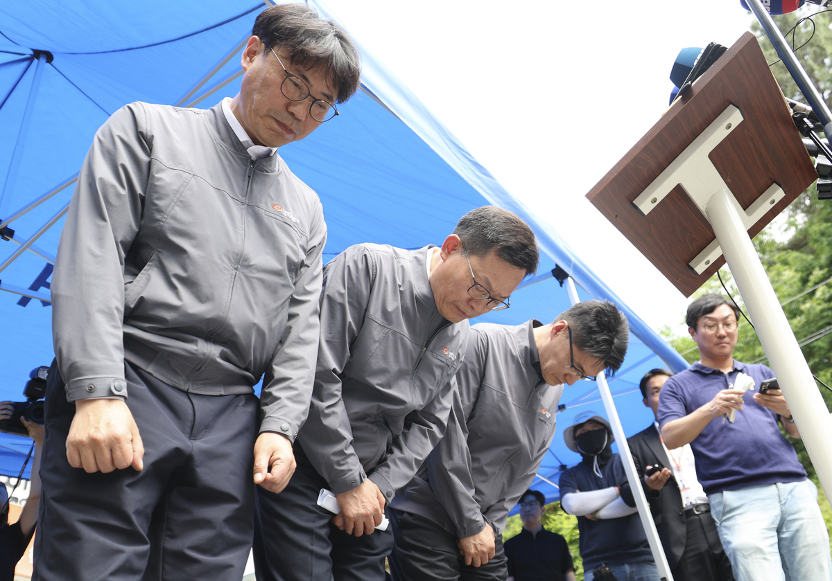손재일(가운데) 한화에어로스페이스 대표이사와 임직원들이 1일 한화에어로스페이스 대전사업장 앞에서 폭발사고 관련 브리핑을 마치고 고개를 숙이고 있다. 뉴시스