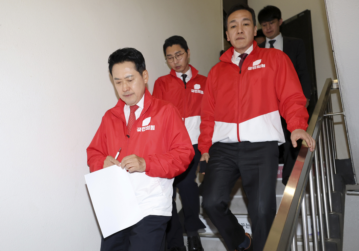 장동혁 국민의힘 상임선거대책위원장이 3일 오후 서울 여의도 중앙당사에서 투표용지 부족 사태와 관련한 개표 중단 요구 브리핑을 마친 뒤 과천 중앙선거관리위원회 항의 방문을 위해 이동하고 있다. (공동취재)