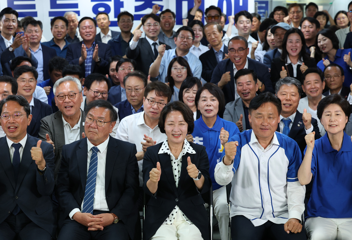 추미애 더불어민주당 경기도지사 후보가 3일 오후 경기 수원시 팔달구 마라톤빌딩에 마련된 선거사무소에서 캠프 관계자 및 지지자들과 출구조사 발표를 시청하고 있다. (공동취재)